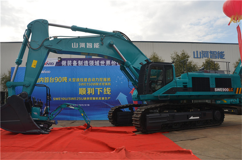 国内首台90吨级液压混合动力挖掘机隆沉下线