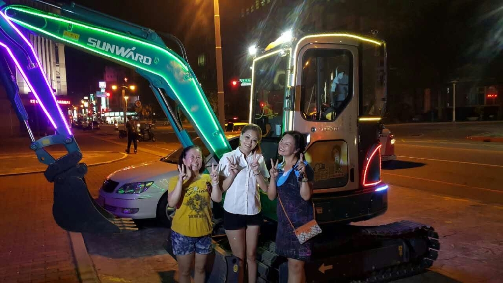 嘉義市长大赞k豆钱包智能挖掘机环台义举