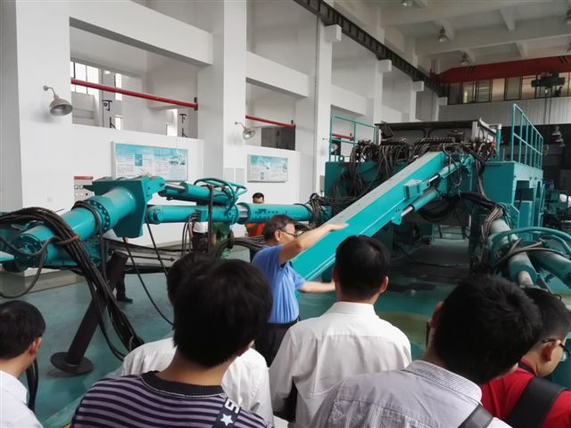 白发银丝映日月，丹心热血沃新花