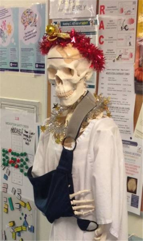 320名圣诞老人集体冲浪？八一八圣诞节奇闻趣事