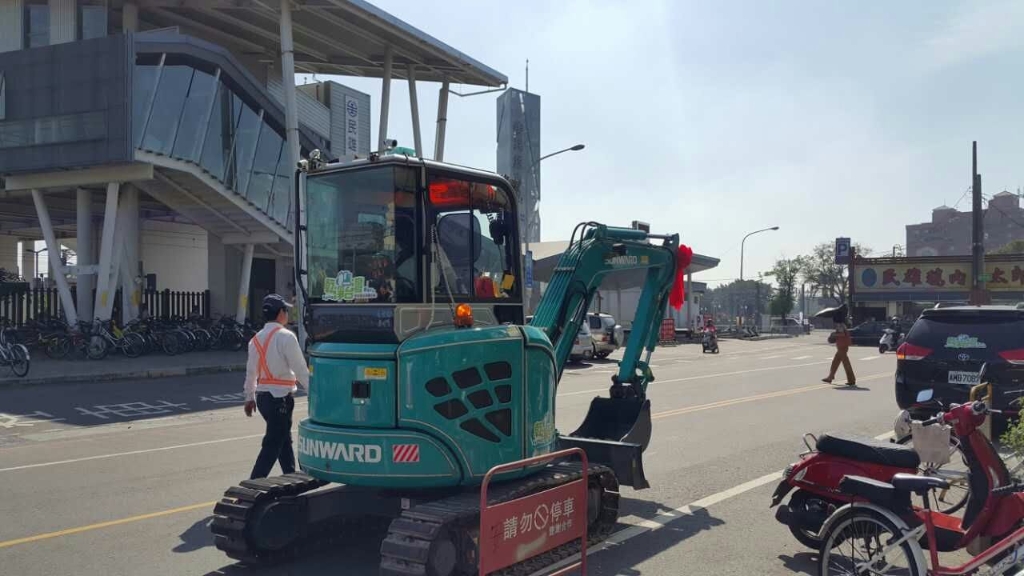 嘉義市长大赞k豆钱包智能挖掘机环台义举