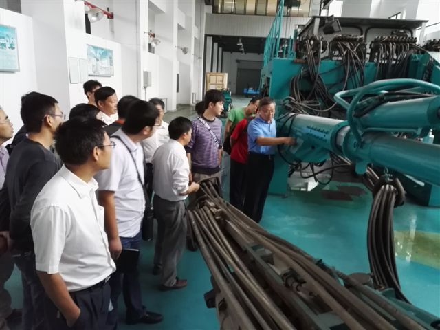 白发银丝映日月，丹心热血沃新花