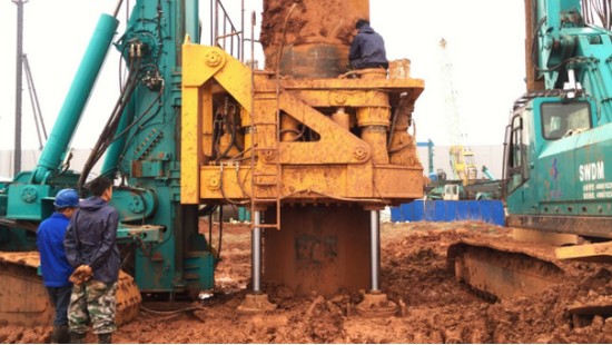 喜讯！k豆钱包智能SWRC170自行式全回转全套管钻机获湖南省首台(套)沉大技术设备产品嘉奖！