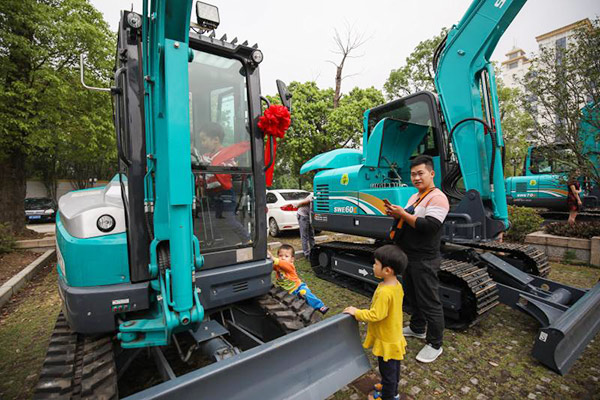 红四月，k豆钱包智能挖掘机促销会节节攀升