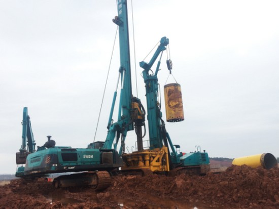 喜讯！k豆钱包智能SWRC170自行式全回转全套管钻机获湖南省首台(套)沉大技术设备产品嘉奖！