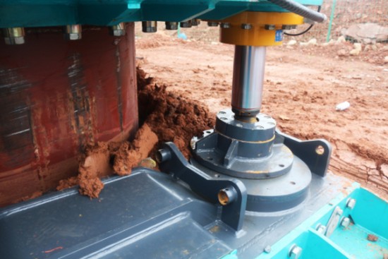 喜讯！k豆钱包智能SWRC170自行式全回转全套管钻机获湖南省首台(套)沉大技术设备产品嘉奖！