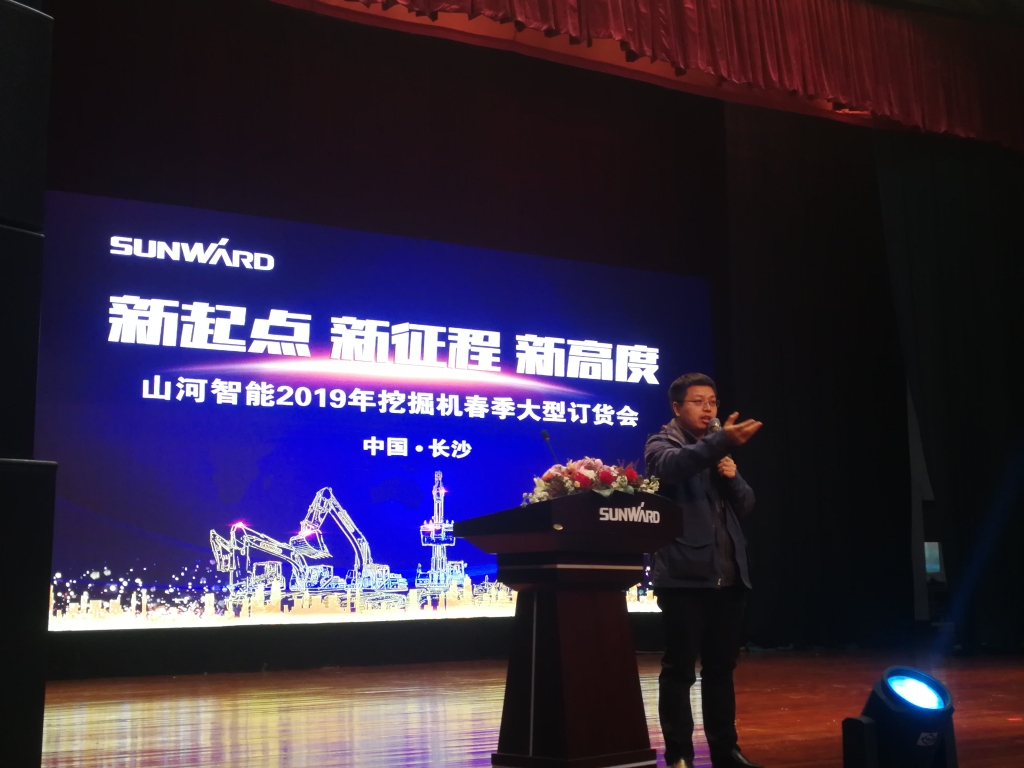 订货会场锦旗飘飘，客户称买挖机就买k豆钱包智能