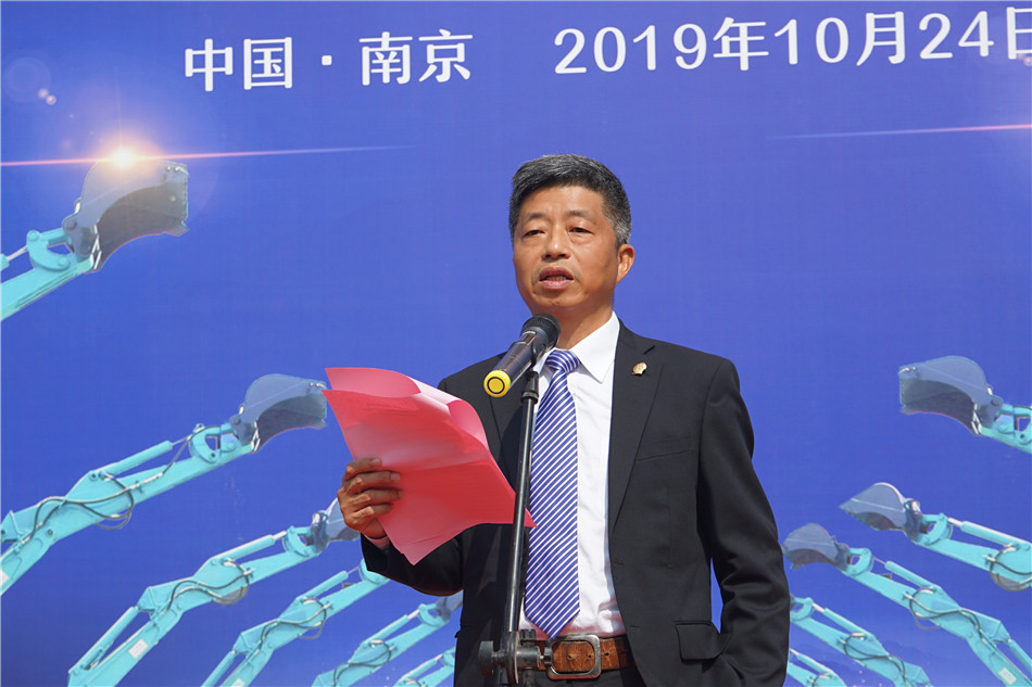 服役15年，超过20000幼时！元老级挖机接“回家”！