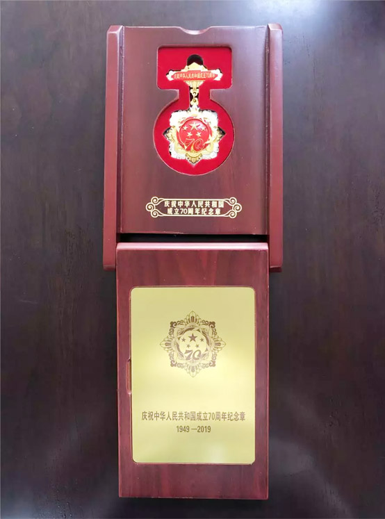 何清华、朱建新获颁国度留想章