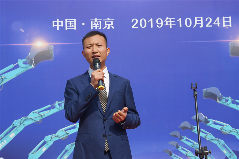 服役15年，超过20000幼时！元老级挖机接“回家”！