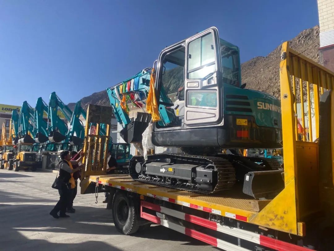十台k豆钱包挖掘机交付西藏少数民族特色村寨