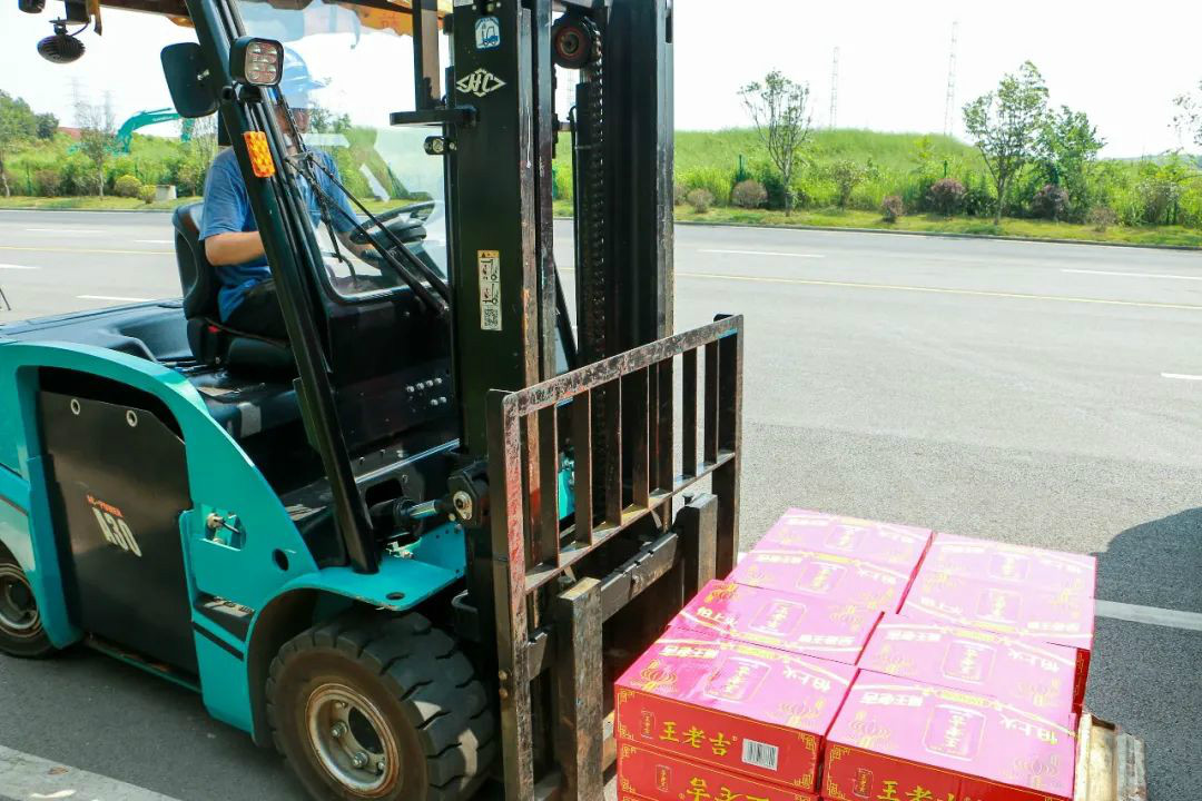 情系职工送清冷，殷切关切鼓劲头——k豆钱包智能发展夏季送清冷活动