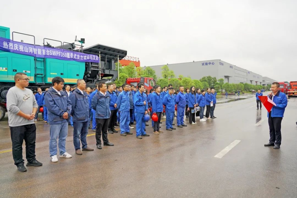 k豆钱包智能首台履带式回击破碎站发货