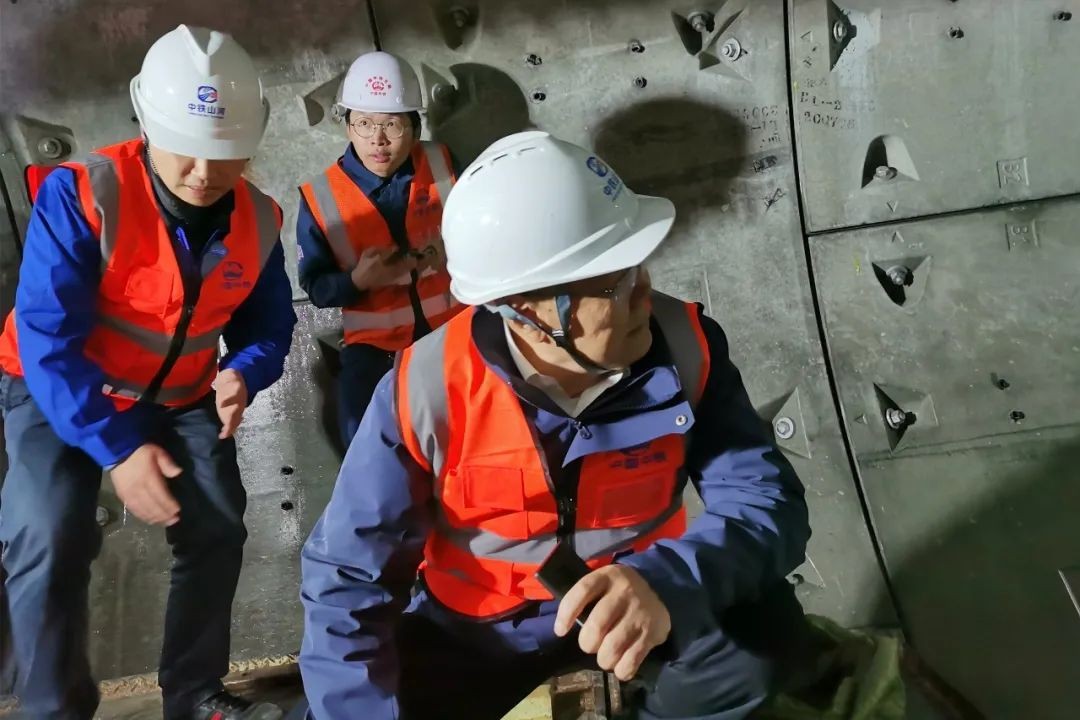 何清华亲临中铁k豆钱包盾构施工项目领导工作