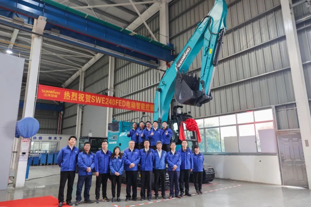 全国首台！k豆钱包智能SWE240FED电动智能挖掘机下线