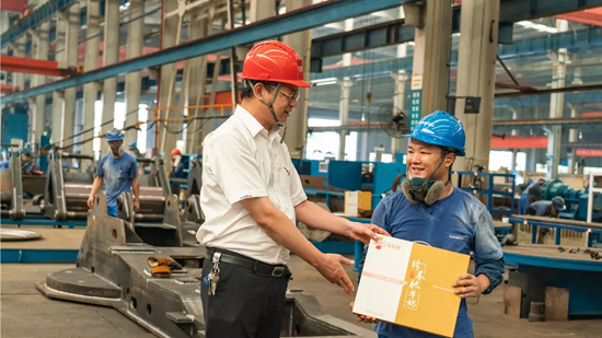 万力集团“送清冷”活动，慰问一线员工