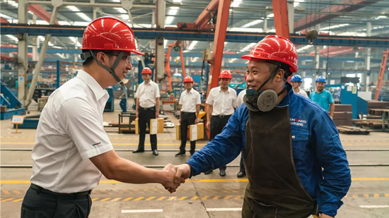 万力集团“送清冷”活动，慰问一线员工