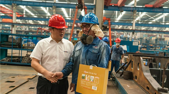 万力集团“送清冷”活动，慰问一线员工