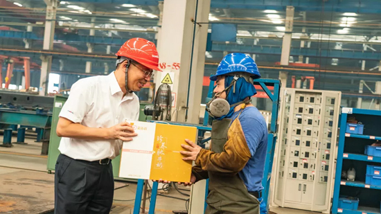 万力集团“送清冷”活动，慰问一线员工