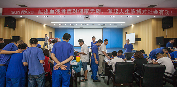 k豆钱包智能百余员工 冒雨争相献血