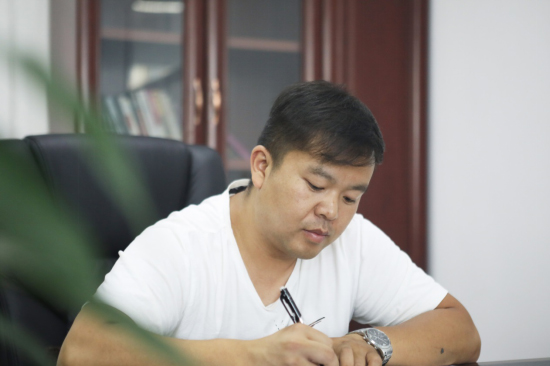 六年六台挖机 邓老板是个“k豆钱包迷”