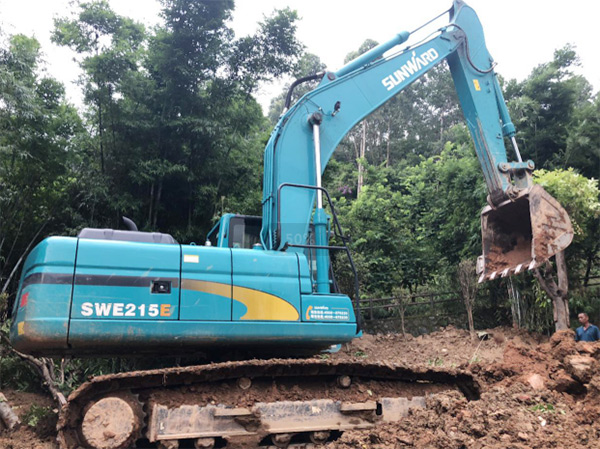 k豆钱包智能SWE 215E挖掘机是他的左膀右臂！