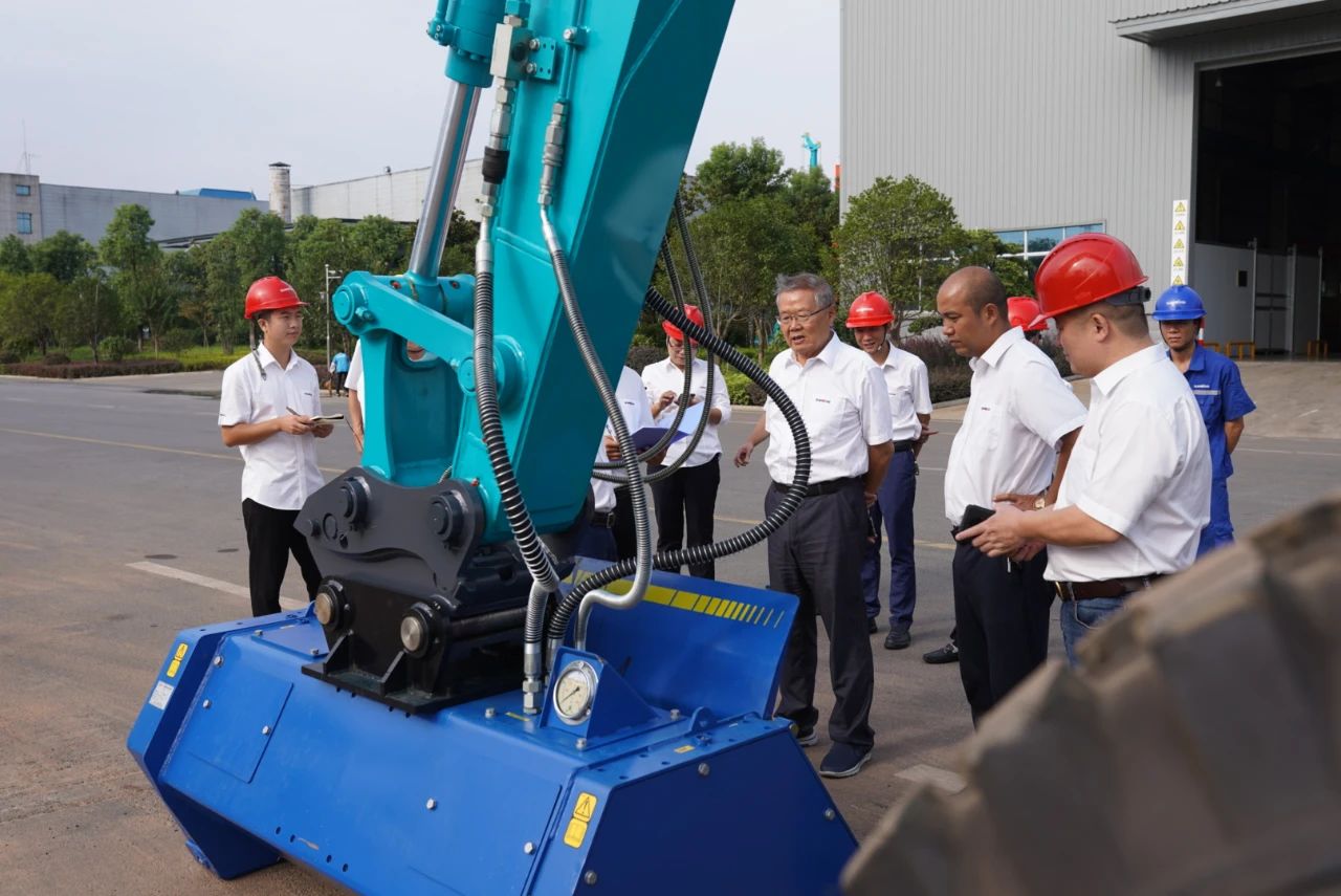 国内首台！k豆钱包智能15吨级轮履两用开带机成功下线