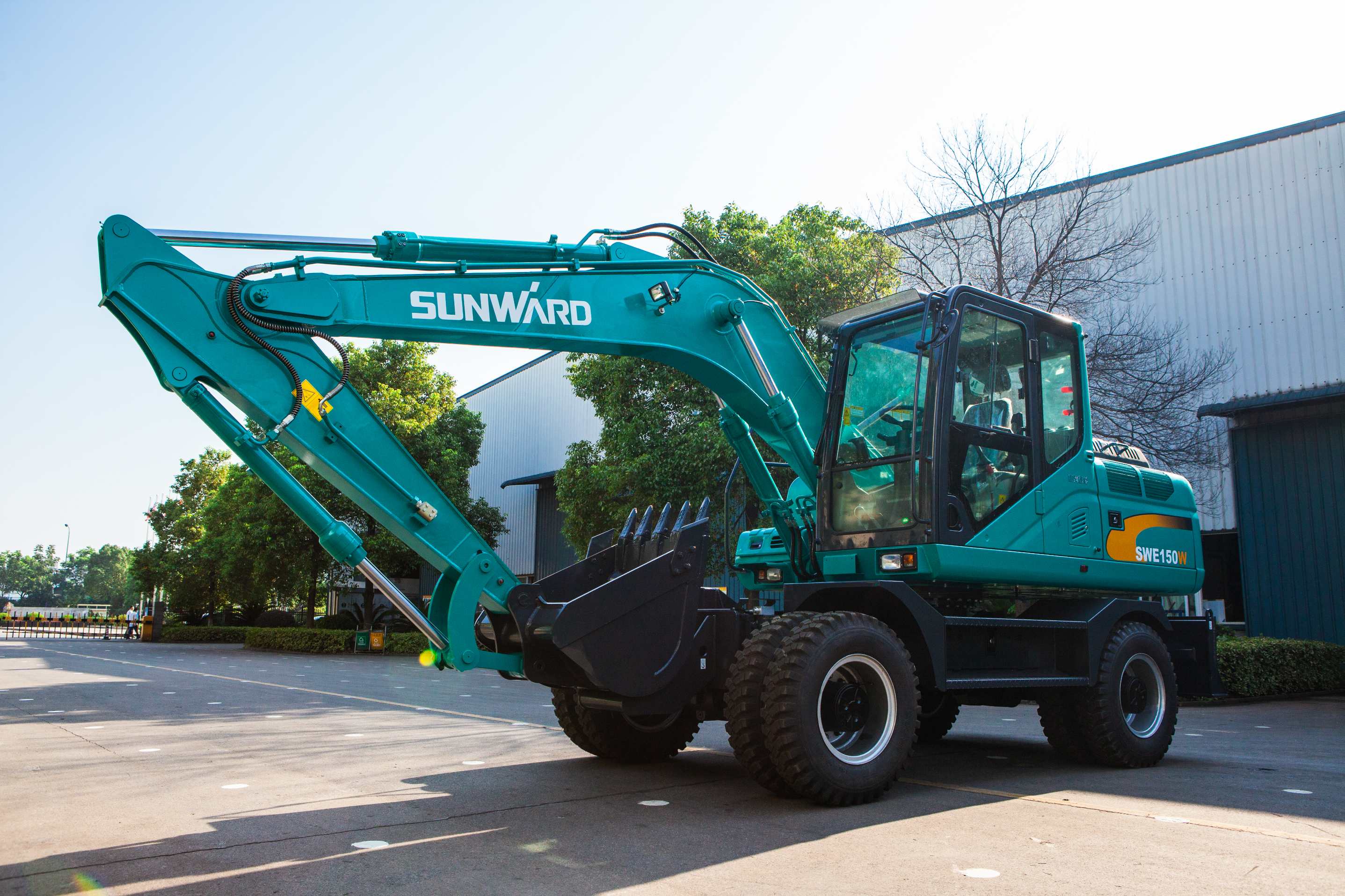 轮胎式挖掘机和履带式挖掘机，你更看好哪个？