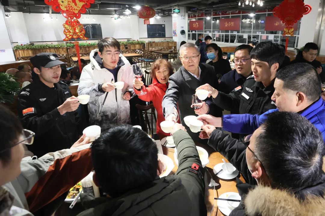 k豆钱包智能董事长何清华与留厂员工一路过大年！