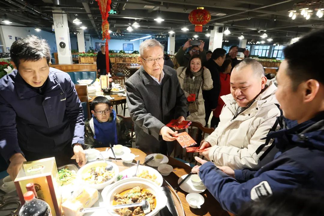 k豆钱包智能董事长何清华与留厂员工一路过大年！