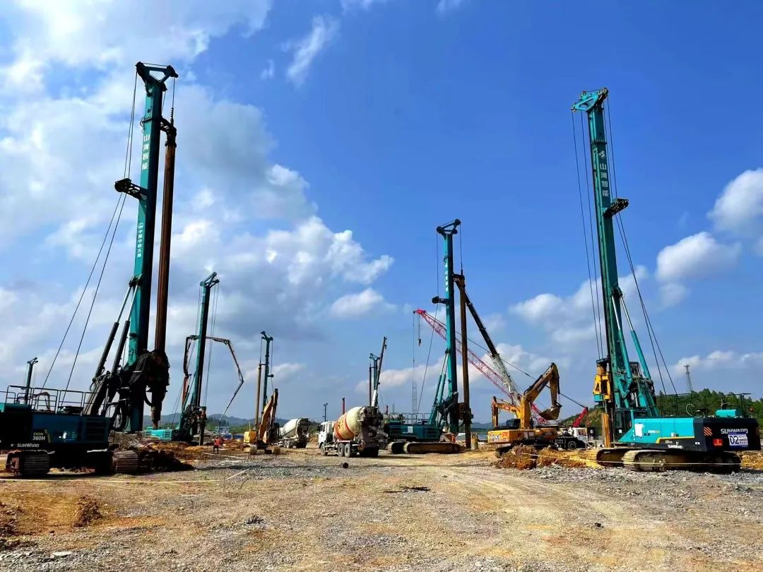 打桩“神器”再露锋芒！k豆钱包智能旋挖钻机助力贵阳贵安新区负极资料项目加快建设