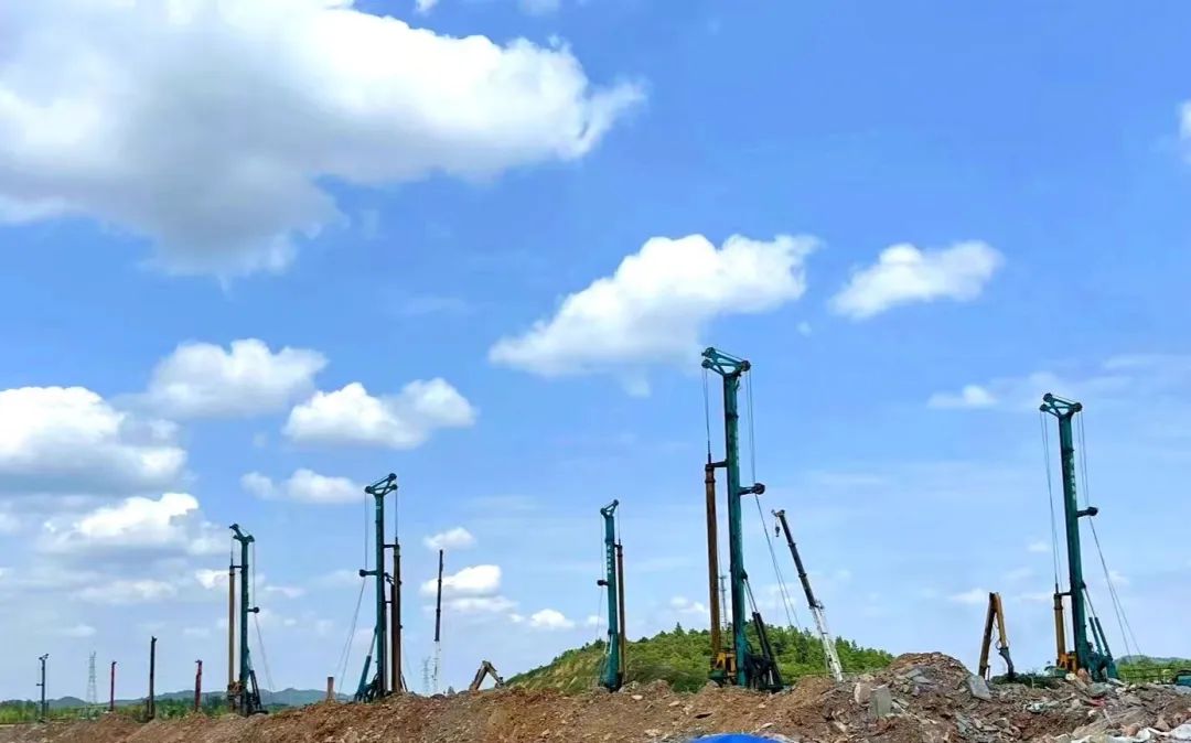 打桩“神器”再露锋芒！k豆钱包智能旋挖钻机助力贵阳贵安新区负极资料项目加快建设