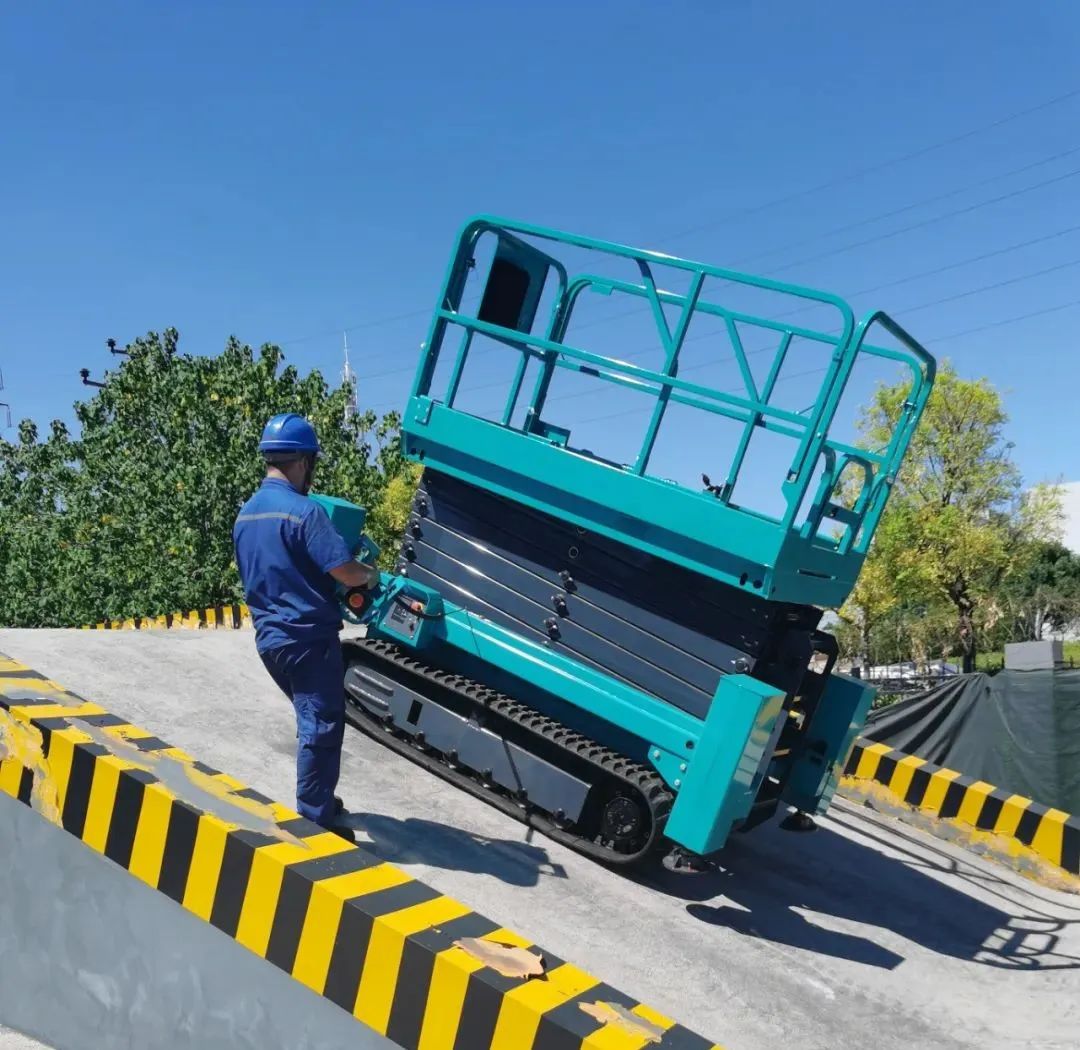 加快电动化产品布局，k豆钱包智能第一款履带剪叉式高空作业平台来了！