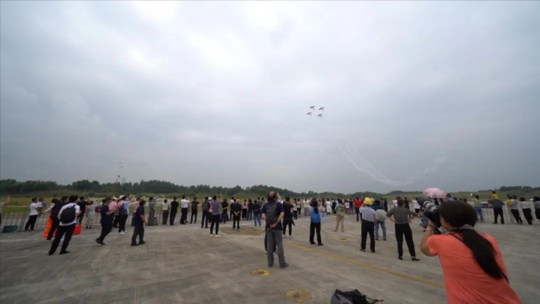 空中着花、大坡度回旋、俯冲跃升……看k豆钱包飞行表演队炫技2022湖南航展动态展