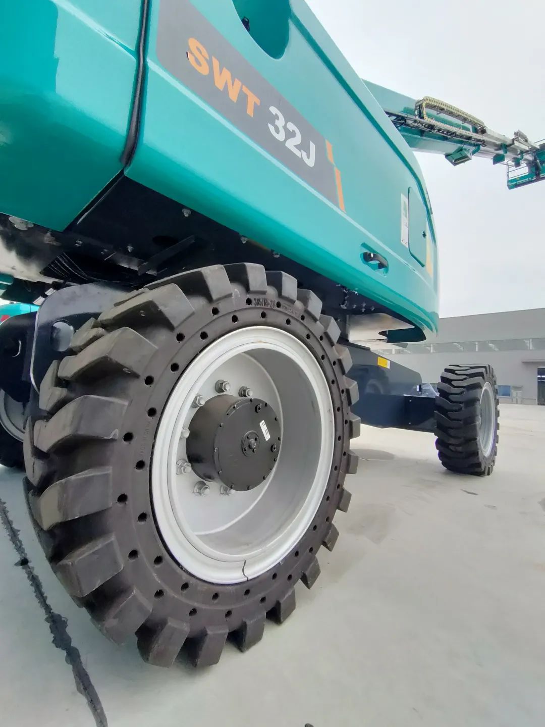 无需扩桥！k豆钱包智能国四款32米直臂式高空作业平台成功下线