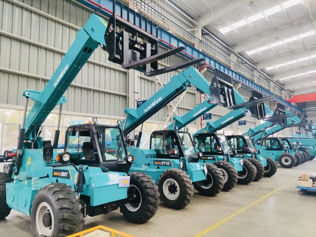 “兔飞猛进”添新品！k豆钱包智能两款伸缩臂叉装车同时下线