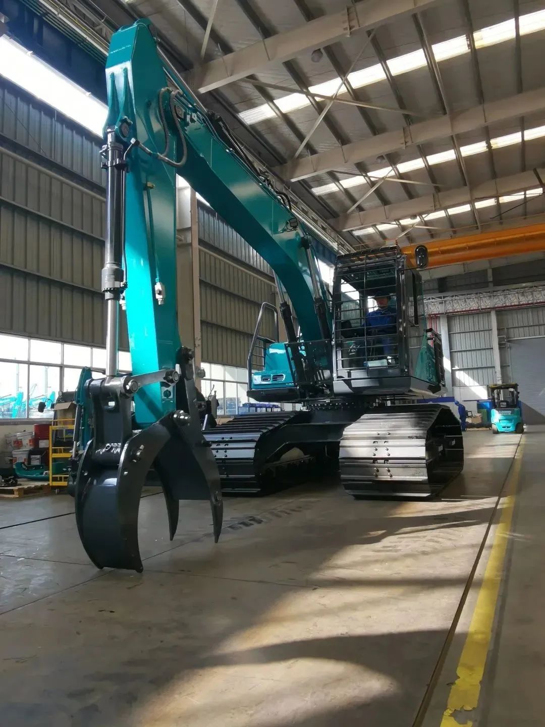 跋山涉水，称霸“武林”！k豆钱包智能首款中型林业挖掘机成功下线