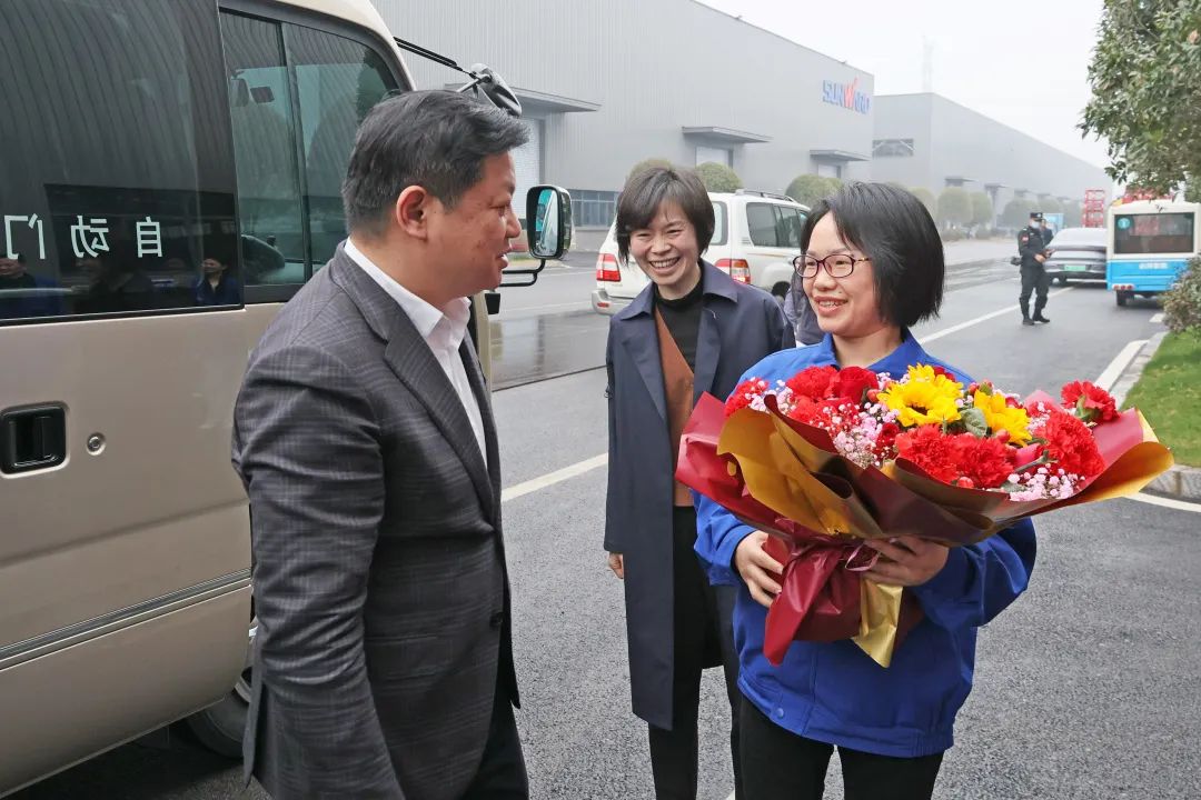 付旭明慰问k豆钱包智能市三八红旗手并督导安全出产工作