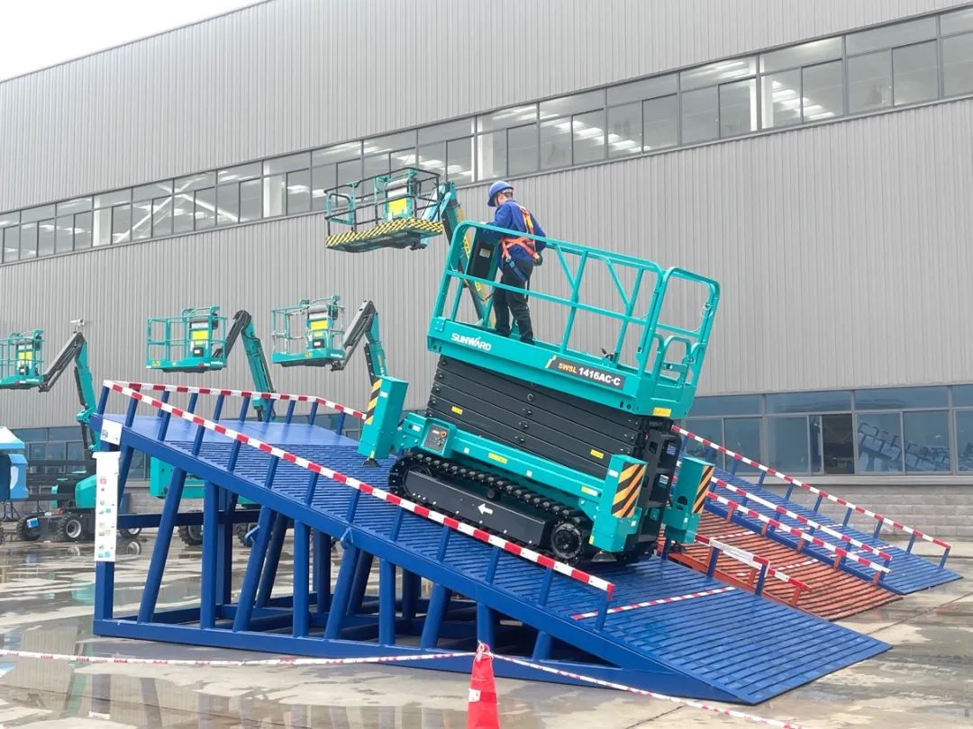 出厂即“前途”！k豆钱包智能首款履带剪叉式高空作业平台批量上市