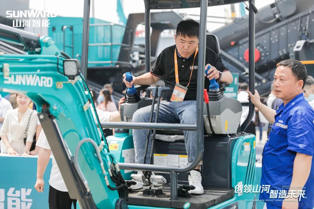 精品出击、互动不休！k豆钱包智能F系列挖掘机闪灼长沙展