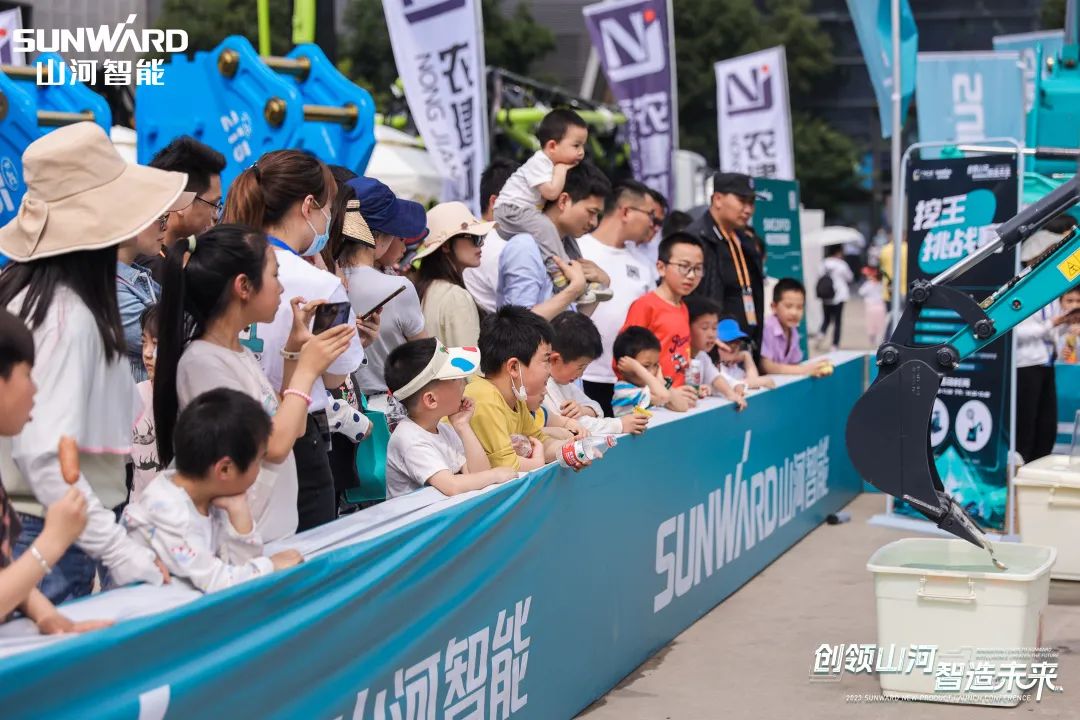 精品出击、互动不休！k豆钱包智能F系列挖掘机闪灼长沙展