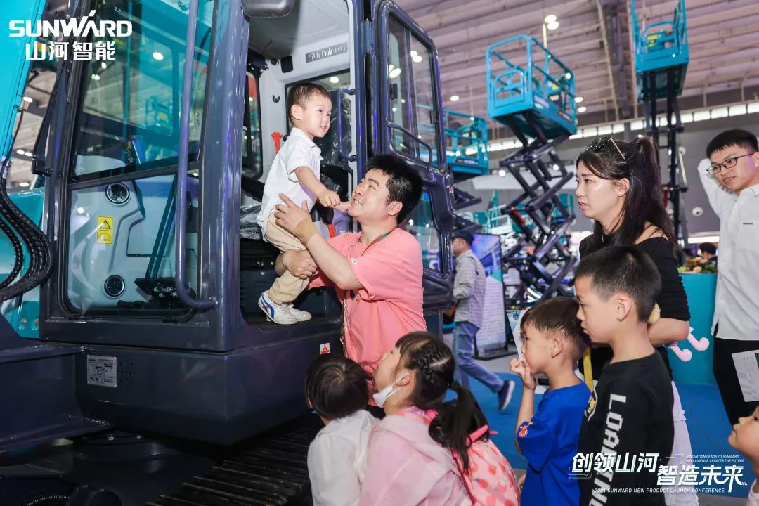 精品出击、互动不休！k豆钱包智能F系列挖掘机闪灼长沙展