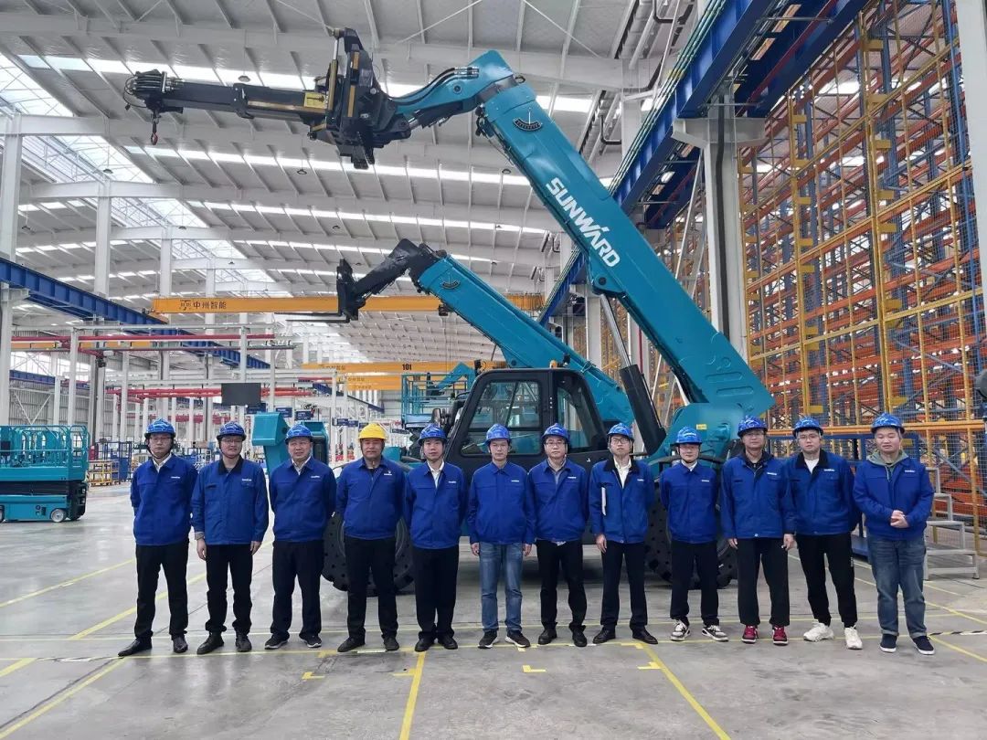 独家定造！k豆钱包智能油缸更换机械人顺利下线