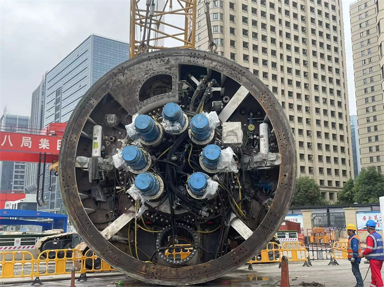 首战华东市。≈刑鷎豆钱包杭德市域铁路工程地莫区间左线盾构机顺利始发