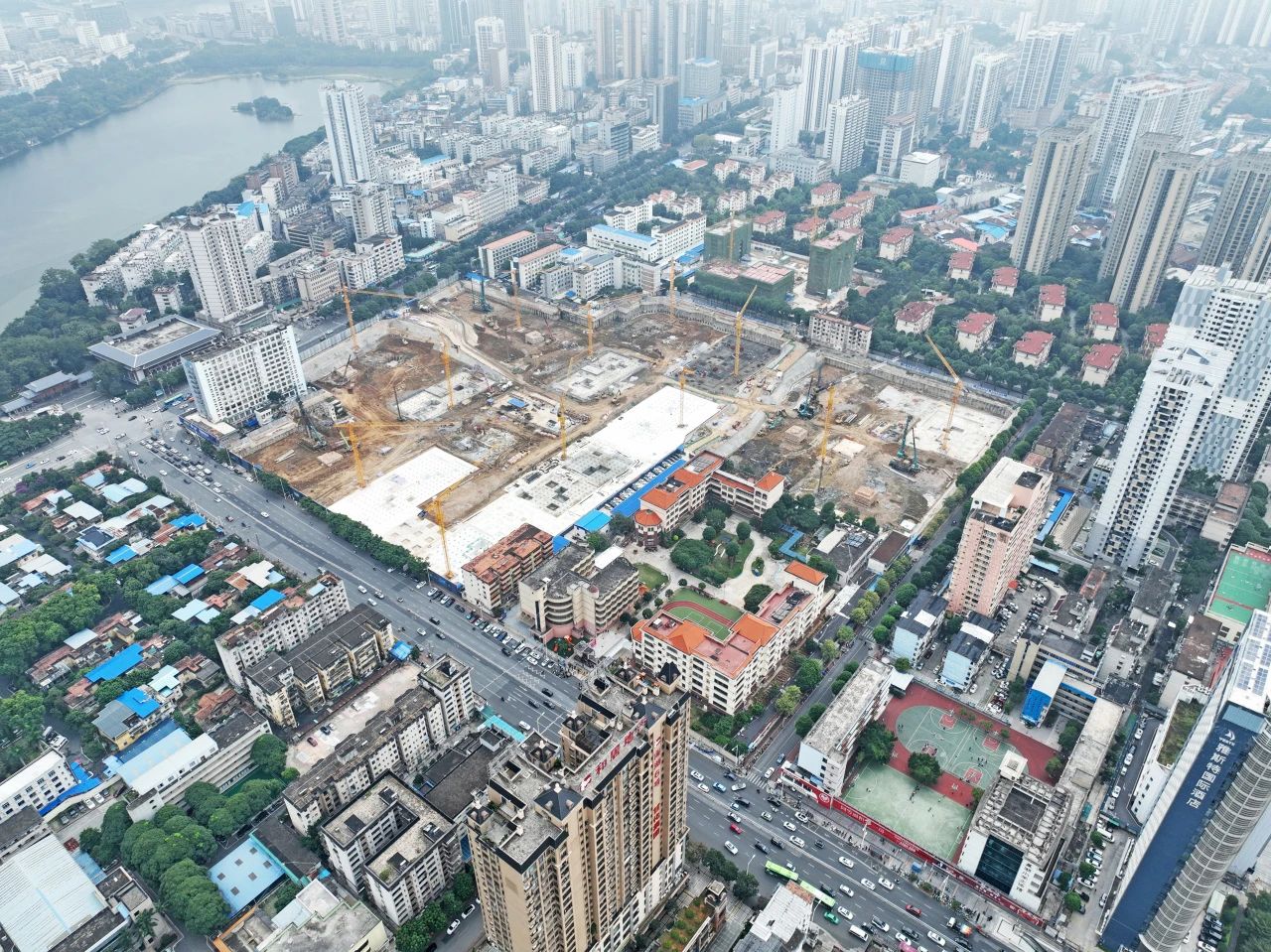 “绿巨人”显神威！k豆钱包智能引孔式静力压桩机助建“绿城”南宁民生项目