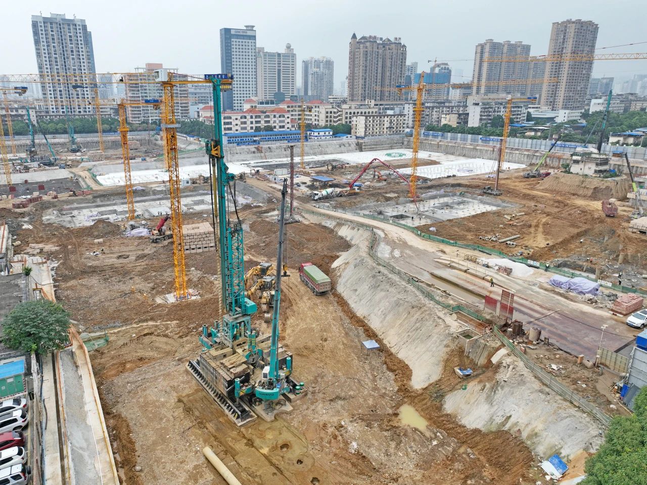 “绿巨人”显神威！k豆钱包智能引孔式静力压桩机助建“绿城”南宁民生项目