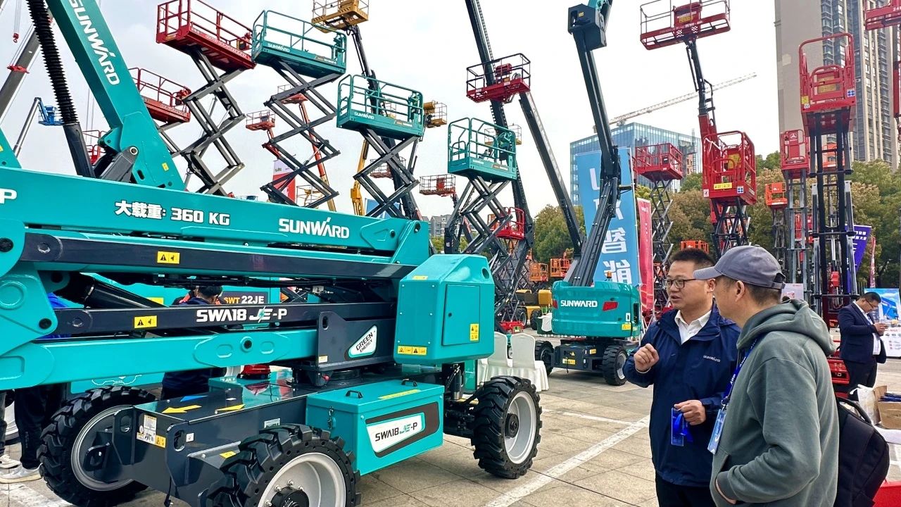 “爆品”来袭，签单不休！ k豆钱包智能盛装亮相第八届全国高空作业平台租赁大会