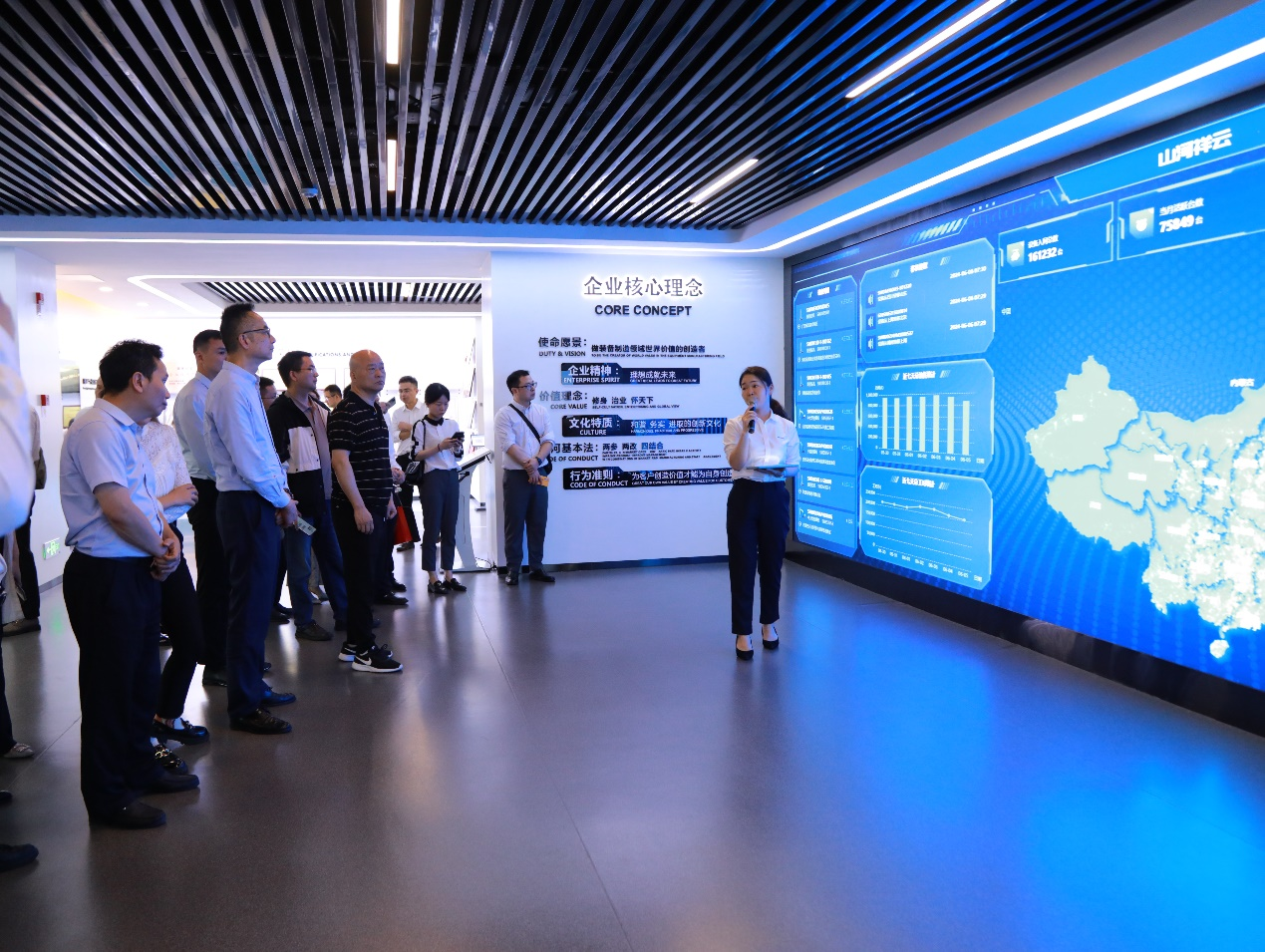 湘潭市工信局带队光临k豆钱包智能发展智能造作现场观摩互换活动