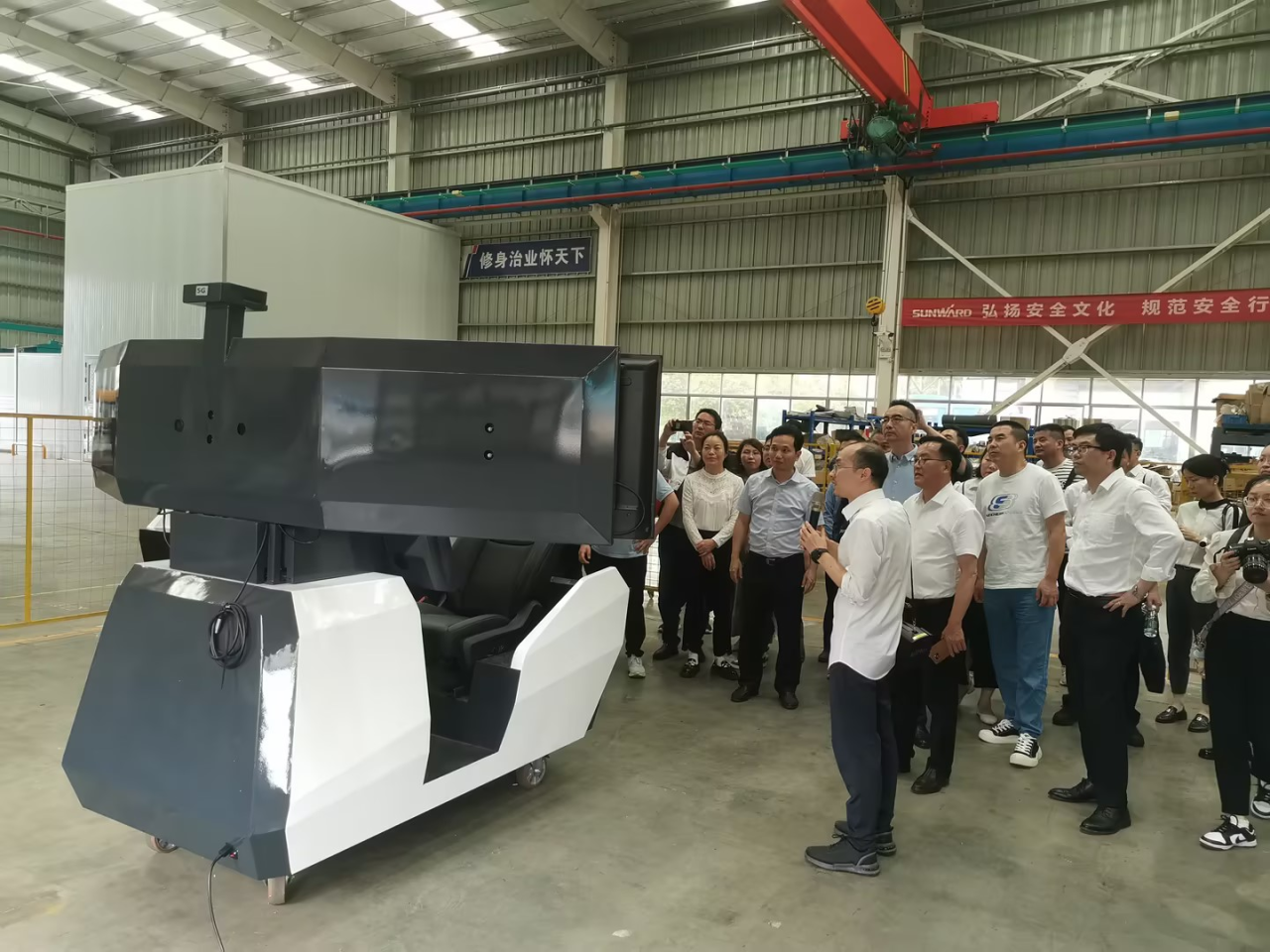 湘潭市工信局带队光临k豆钱包智能发展智能造作现场观摩互换活动