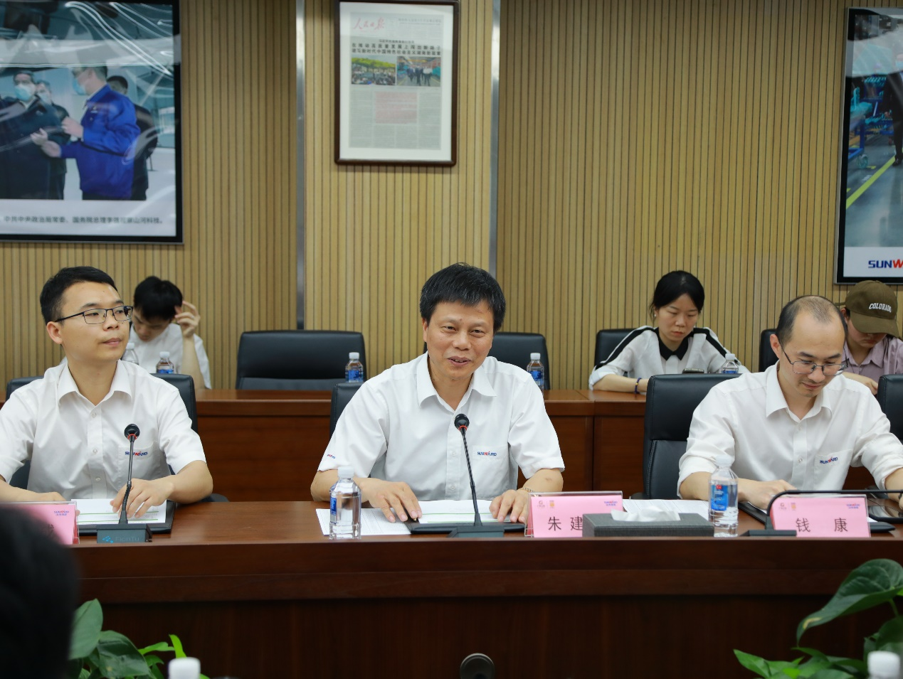 湘潭市工信局带队光临k豆钱包智能发展智能造作现场观摩互换活动